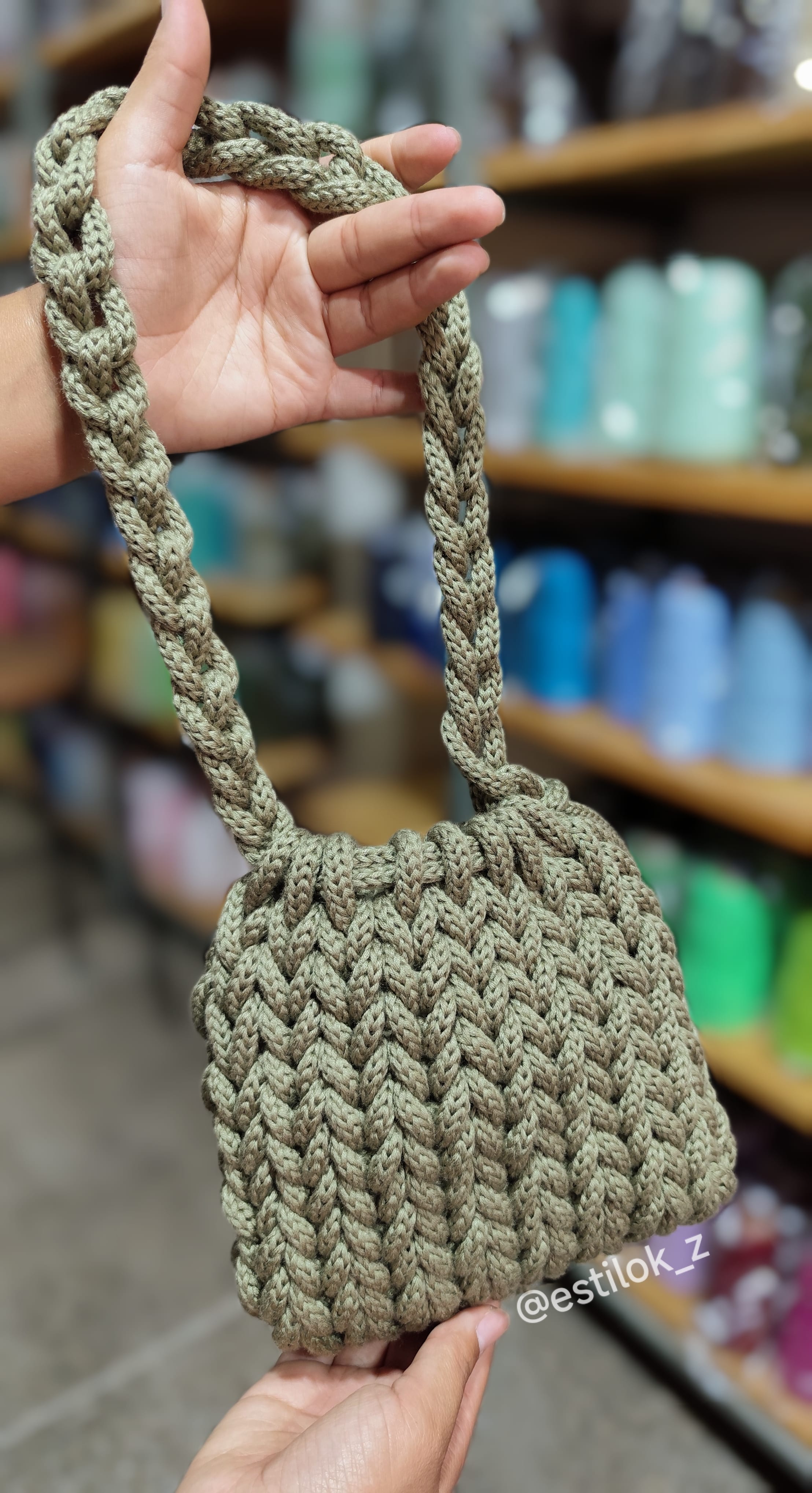 Tote bag hand-knitted